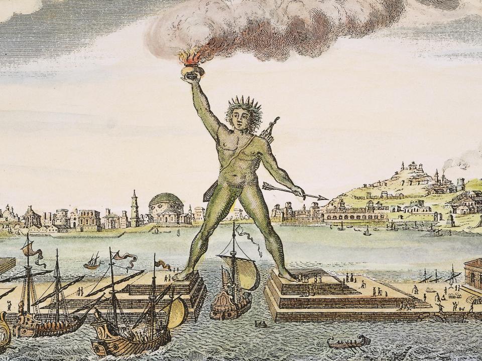 Zeichnung einer großen Statue, deren Beine das Tor zu einer Hafeneinfahrt bilden.____