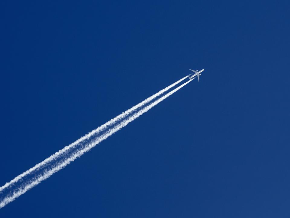 Stickoxide, Ruß und Wasserdampf, aus dem sich Kondensstreifen bilden, sind doppelt so klimaschädlich wie CO₂. Foto: Adobe Stock____