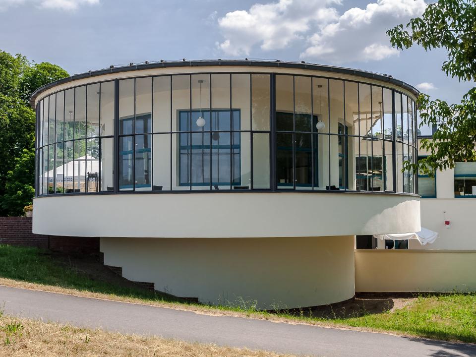 Im gläsernden Rundbau des Kornhauses befindet sich ein Restaurant. Foto: Adobe Stock____
