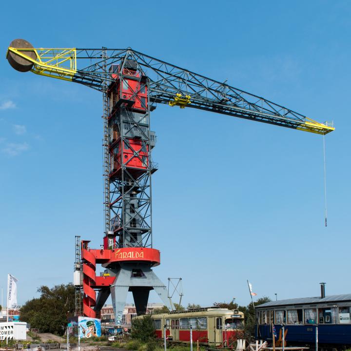 Eine Übernachtung im Faralda Kranhotel Amsterdam ist zweifelsohne ein ungewöhnliches Erlebnis. Foto: GettyImages____