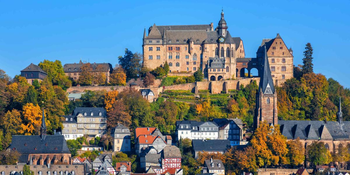 Das Landgrafenschloss thront auf dem Schlossberg über Marburg. Foto: Adobe Stock