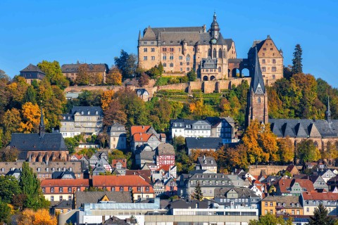 Das Landgrafenschloss thront auf dem Schlossberg über Marburg. Foto: Adobe Stock