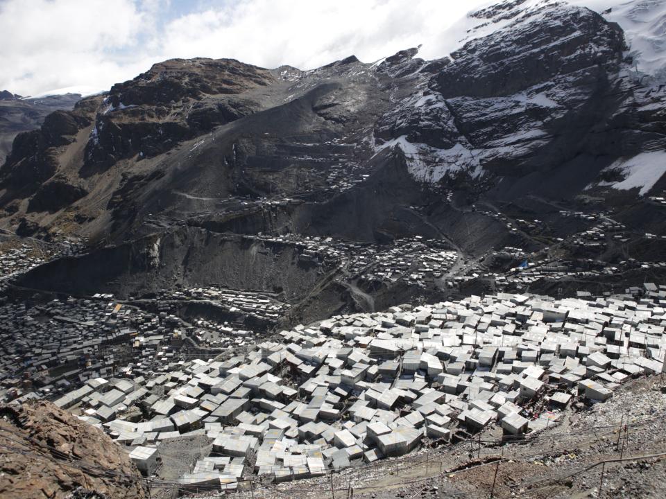 Auf über 5.000 Metern Höhe wächst nichts mehr. Entsprechend karg ist die Landschaft in La Rinconada. Foto: Shutterstock/Marcin Osman____