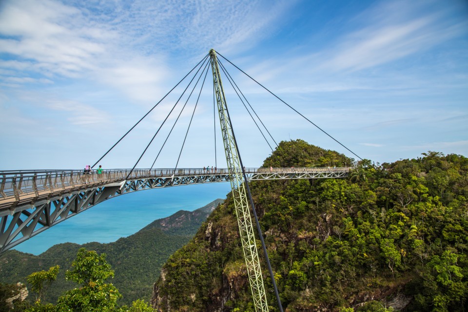 Die Langkawi Sky-Bridge ist eine geschwungene Fußgänger-Schrägseilbrücke an der Westküste der Insel Langkawi im äußersten Nordwesten Malaysias. Foto: AdobeStock____