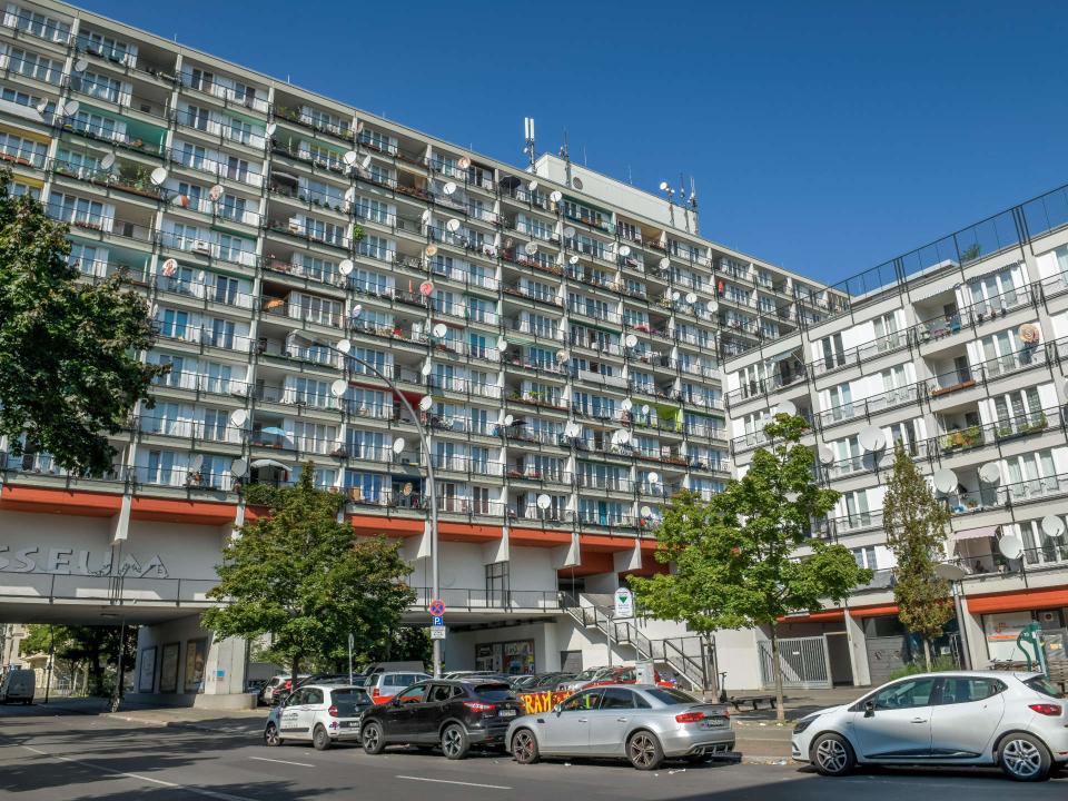 Das Pallasseum polarisiert nicht nur wegen seines Aussehens. Im Volksmund wird es auch „Sozialpalast“ genannt. Foto: Alamy Stock Photo____
