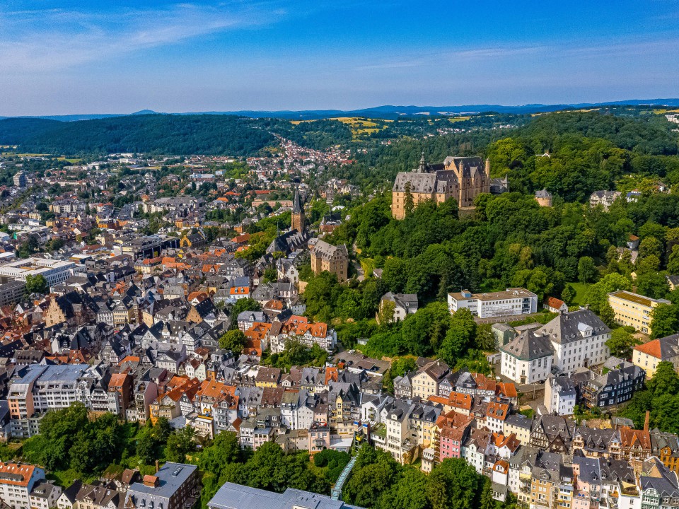 Blick über Marburg aus der Vogelperspektive. Foto: Adobe Stock____