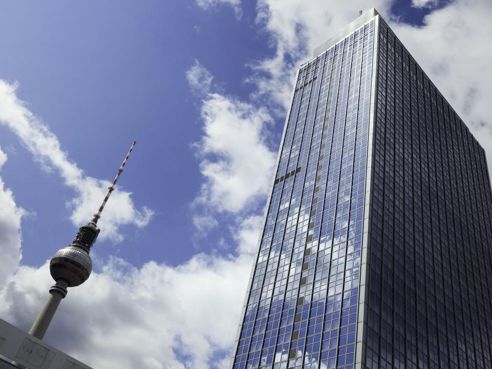 Das Park Inn in Berlin neben dem Fernsehturm ist derzeit noch das höchste Gebäude in Deutschland, das als Hotel genutzt wird. Foto: Getty Images____