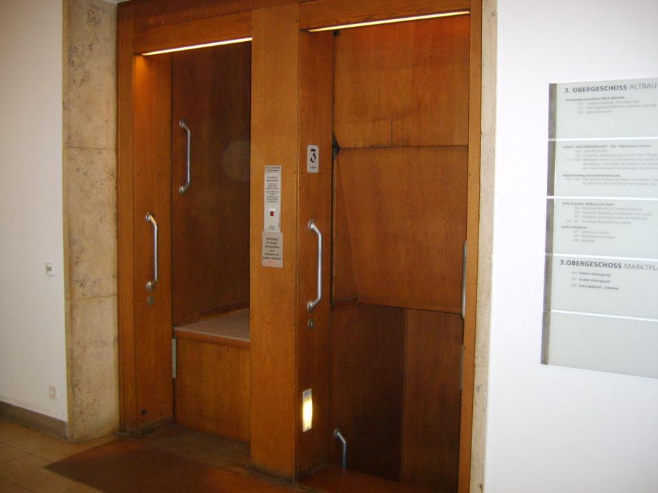 Paternoster werden scherzhaft Beamtenbagger oder Beamtenheber genannt, weil sie typischerweise in Büro- und Verwaltungsgebäuden zu finden sind. Foto: Wdwdbot/Wikipedia____