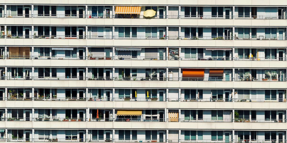 Der Plattenbau in der DDR sollte als Antwort auf mangelnden Wohnraum nach dem Krieg gelten. Heute sind Gebäude wie dieses Symbolbild für eine gescheiterte Politik. Foto: Getty Images