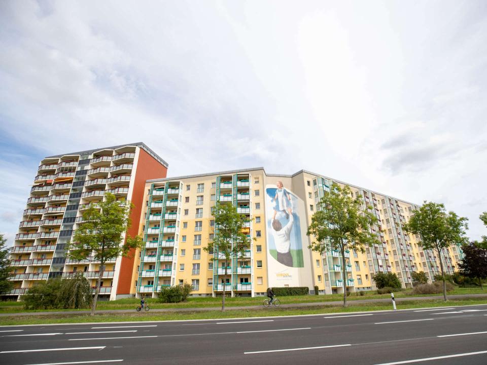 In der Plattenbau-Siedlung in Hoyerswerda haben in den 1980er Jahren über 70.000 Einwohner gewohnt. Sie galt als Modellbau des DDR-Plattenbaus. Foto: Picture Alliance____