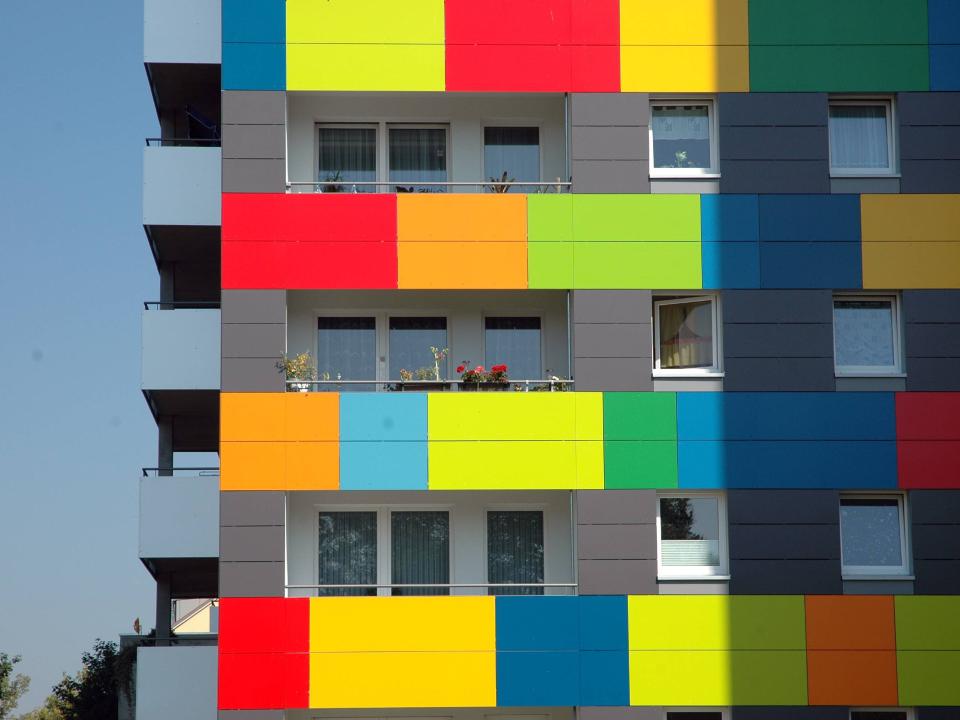 Inzwischen wurde das Potential des modularen Bauens der DDR wiederentdeckt. Die alten Blöcke werden mit neuen Fassaden, Balkonen und bunten Farbakzenten modernisiert. Foto: Imago____