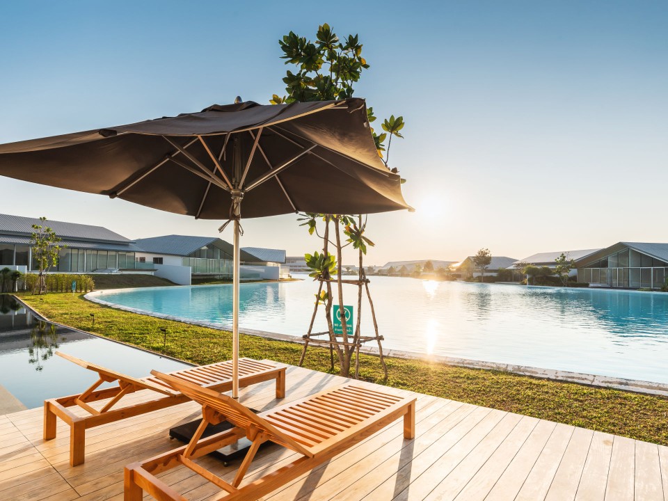 Luxuriöse Apartmenthäuser säumen das Ufer des Pools im MahaSamutr Country Club. Foto: shutterstock____