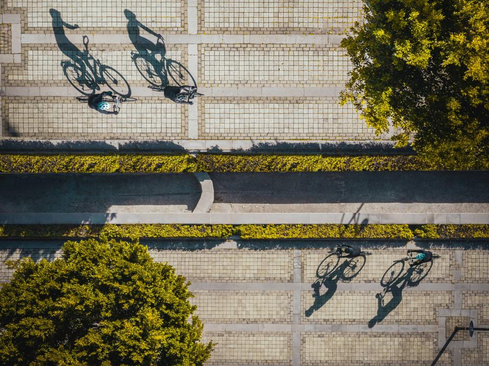 Radfahren erzeugt nicht nur weniger klimaschädliche Emissionen als der motorisierte Verkehr, sondern auch deutlich weniger Lärm. Foto: Getty Images____