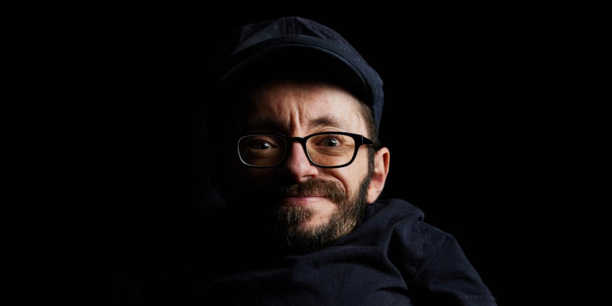 In seinem Podcast "Im Aufzug" teilt Raúl Krauthausen den Fahrstuhl mit interessanten Interviewgästen. Foto: Anna Spindelndreier, 2022