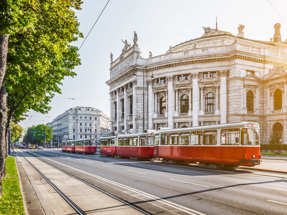Das Burgtheater an der Wiener Ringstraße ist ein bekanntes Beispiel für Historismus-Architektur. Foto: Adobe Stock____