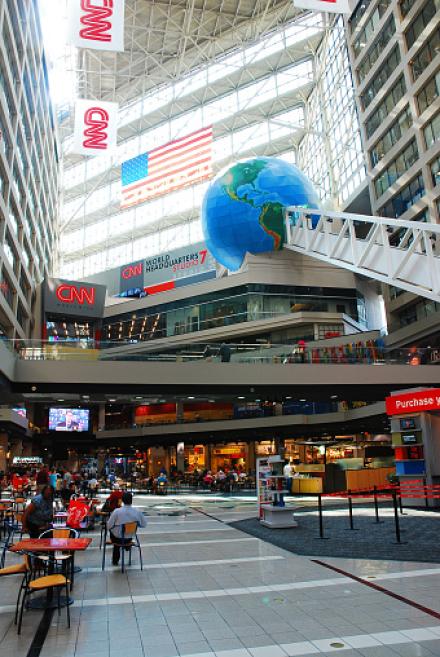 Die längste freistehende Rolltreppe der Welt befindet sich im Innenhof des des TV-Senders CNN. Foto: GettyImages