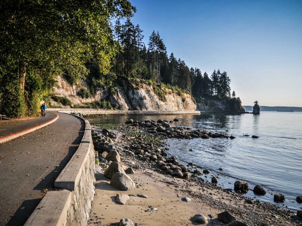 Der Stanley Park in Vancouver ist komplett von Wasser umgeben. Foto: Adobe Stocke____