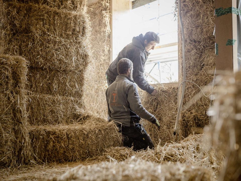 Mit einer Dicke von 36,5 Zentimetern wurden die Strohballen in die Holzkonstruktion eingearbeitet. Foto: Atelier Kaiser Shen____
