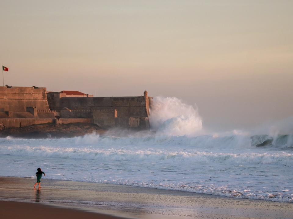 Hohe Wellen am Strand von Carcavelos____