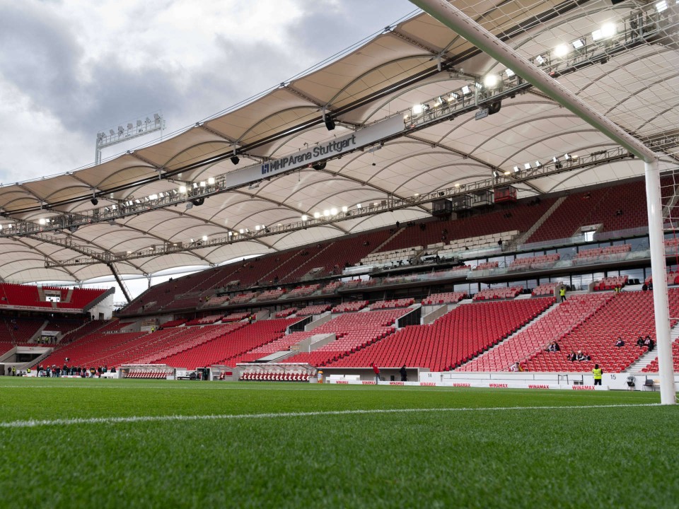 Pünktlich zur EM 2024 erhielt das Stuttgarter Stadion den ersten vollständig verglasten Spielertunnel Deutschlands. Foto: IMAGO/Eibner____