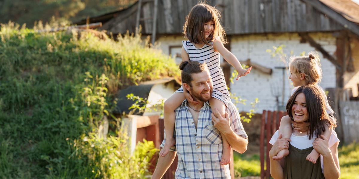 Immer mehr Menschen, vor allem junge Familien, erfüllen sich den Traum vom Haus mit Garten auf dem Land, fernab des Großstadtdschungels. Foto: Adobe Stock