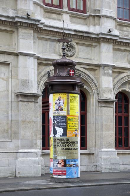 Noch heute kaum aus dem Stadtbild wegzudenken: die Litfaßsäule. Foto: Wikipedia/Jebulon