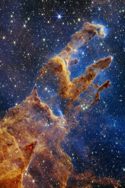 Das James-Webb-Teleskop lässt die "Säulen der Schöpfung" in neuem Glanz erstrahlen. Zwar wurde die 7.000 Lichtjahre entfernte Sternenformation im Adlernebel erstmals schon 1995 vom Hubble-Weltraumteleskop aufgenommen, doch noch nie waren die Bilder so eindrucksvoll. Abbildung: NASA, ESA, CSA, STScI