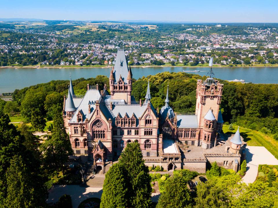 Das Schloss Drachenburg auf dem Drachenberg bietet eine weite Aussicht über das Rheinland. Foto: Shutterstock____