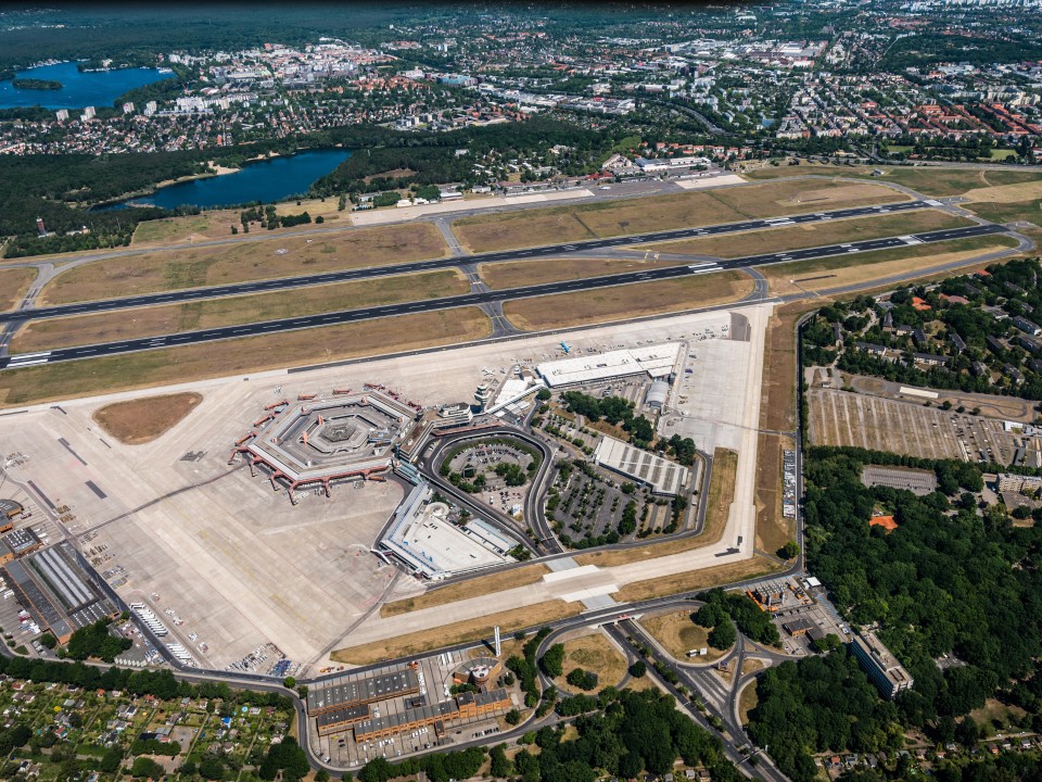 Der ehemalige Flughafen Tegel mit seinem markanten Hexagon-Terminal. Foto: Adobe Stock____