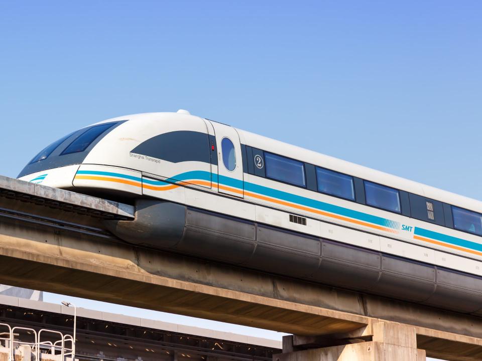 Moderner Magnetzug in Shanghai, der auf einer erhöhten Schiene fährt____