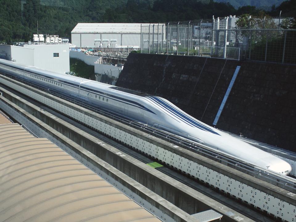 Japanischer Magnetzug auf Teststrecke mit aerodynamischem, weiß-blauem Design, bekannt für revolutionäre Magnettechnologie____