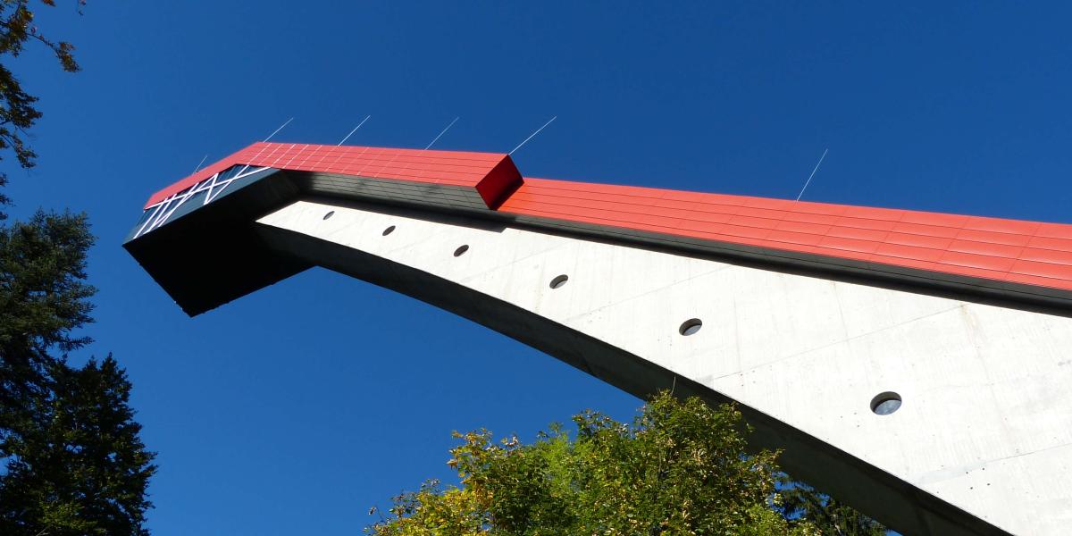 Der freistehende Schanzenturm der Skiflugschanze in Oberstdorf ist eine architektonische Meisterleistung. Foto: Wikipedia