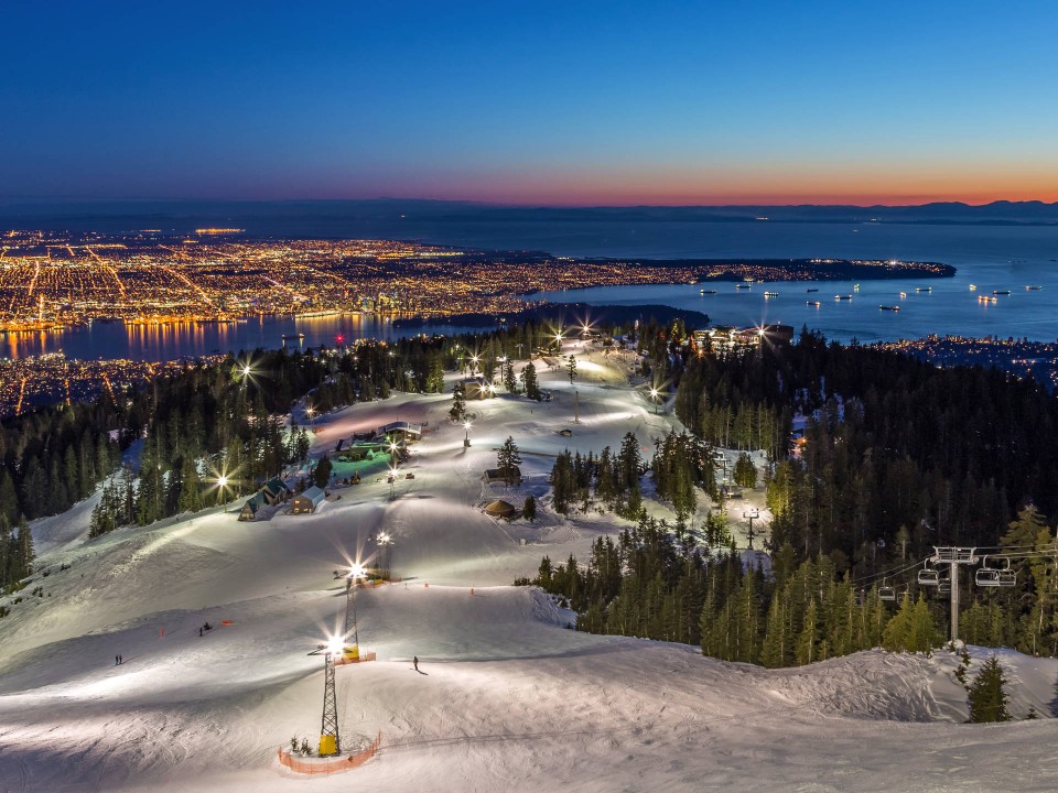 Beim Skifahren in Vancouver genießt man atemberaubende Aussichten auf die Stadt – wie hier vom Grouse Mountain. Foto: Adobe Stock____