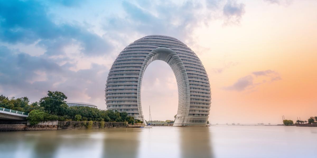 Das Sheraton Hot Spring Resort in Huzhou soll von tradtionellen chinesischen Brücken inspiriert worden sein – sieht aber eher aus wie ein riesiges Hufeisen. Foto: Adobe Stock