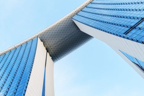 Sky Bridges werden mittlerweile in schwindelerrenden Höhen gebaut. Hier zu sehen: Die Unterseite des Marina Bay Sands SkyPark in Singapur. Foto: Adobe Stock