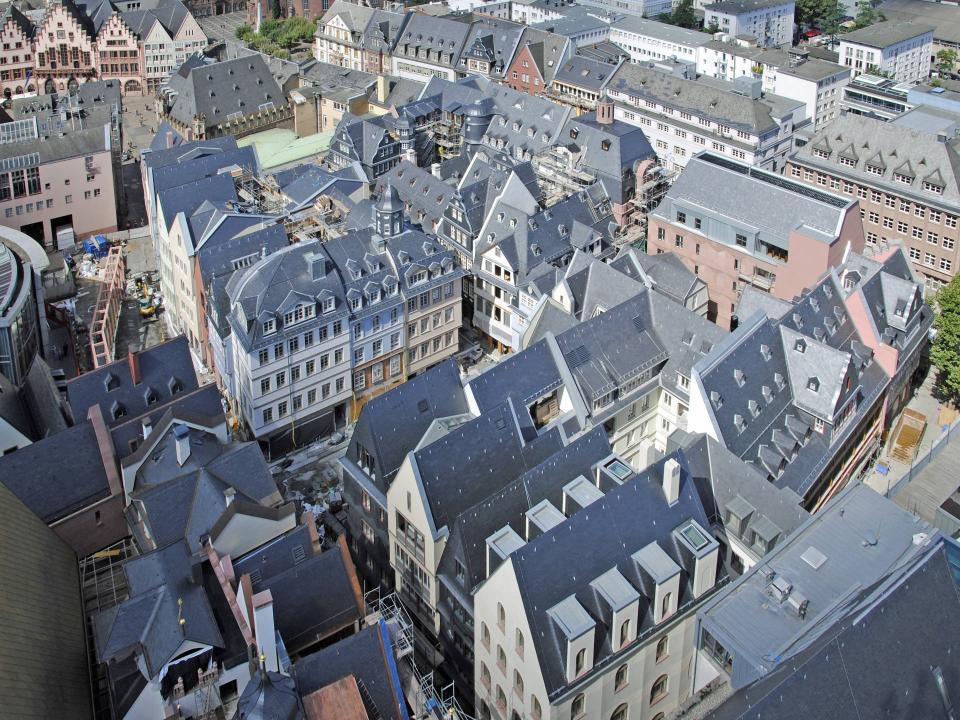 Blick vom Domturm in Frankfurt herunter auf die Stadt, Häuser von oben.____