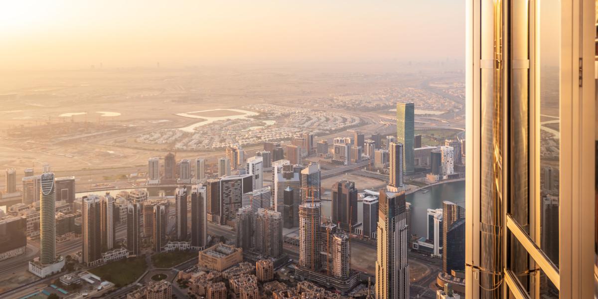 Ausblick vom Burj Khalifa in Dubai, herab auf die Stadt, bei untergehender Sonne..