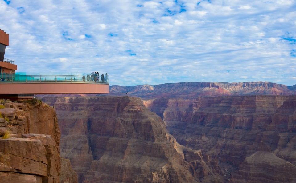 Der Grand Canyon Skywalk ist eine über den Rand des Canyons hinausragende Plattform mit gläsernen Bodenplatten und gläsernem Geländer. Foto: AdobeStock____