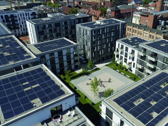 Die bereits fertigen Wohnblöcke sind über und über mit Solarpaneelen bestückt. Foto: Maximilian Kamps, Agentur Blumberg GmbH