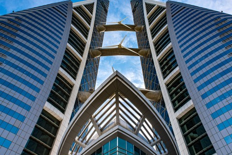 Das Bahrain World Tradew Center war bereits bei seiner Eröffnung 2008 das weltweit erste Gebäude mit eigener Windkraftanlage. Foto: Adobe Stock