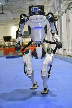 Läuft und springt wie ein Mensch: Der humanoide Roboter Atlas. Foto: Picture Alliance