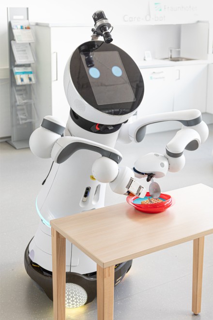Der "Care-O-bot 4" unterstützt in Krankenhäusern und Pflegeheimen bei der Essensausgabe. Foto: Fraunhofer IPA