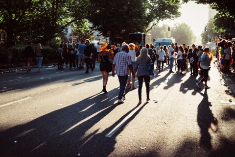 Straßenfest mit Fußgängern