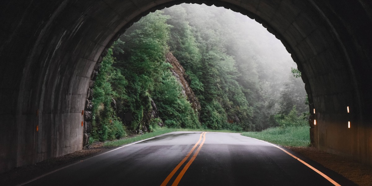 Tunneleinfahrt im Gebirge