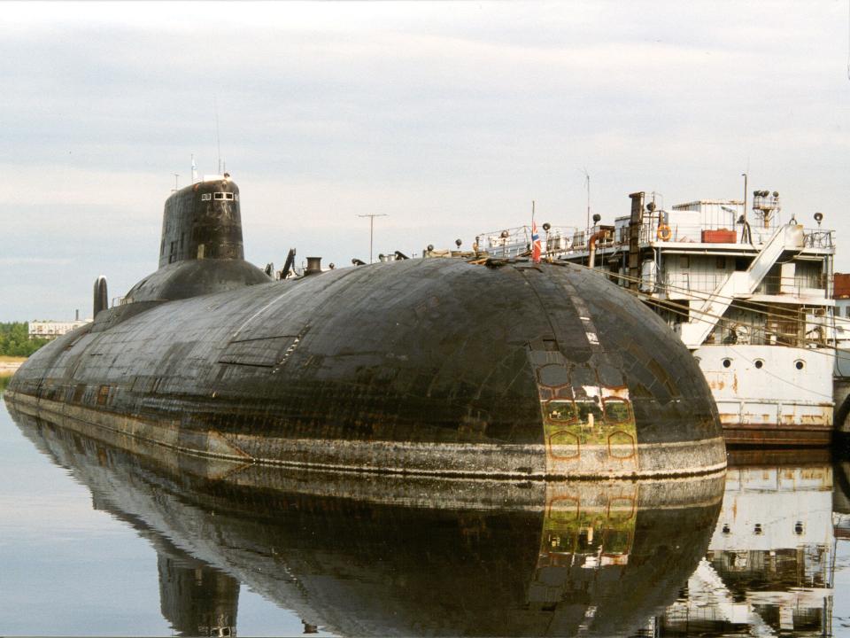 Die TK-202 der Typhoon-Klasse liegt im Hafen____