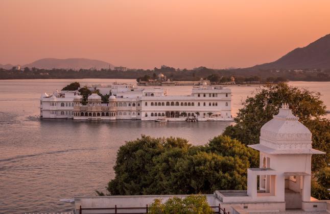 Das Taj Lake Palace – inmitten des Pichola-Sees im indischen Udaipur erreichtet, von Prinz Maharana Jagat Singh II. Foto: AdobeStock