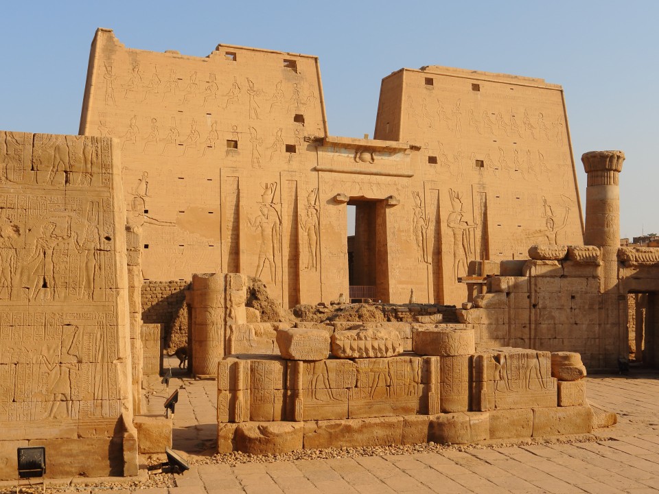 Das hohe Eingangstor eines Tempels mit Inschriften und Gravierungen.____