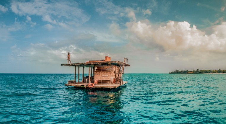 Eine Nacht in dieser "Privatinsel" mit Unterwasserzimmer kostet rund 1.700 Euro. Foto: The Manta Resort
