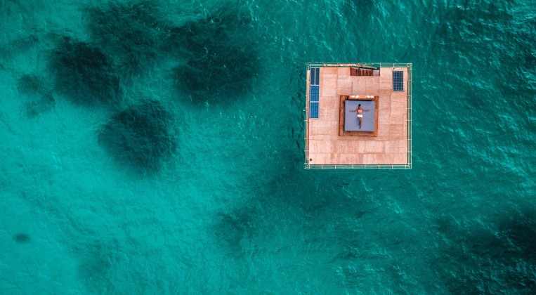 Auf diesem Sonnendeck im Indischen Ozean zu liegen, hat wahrlich etwas Verrücktes. Foto: The Manta Resort 