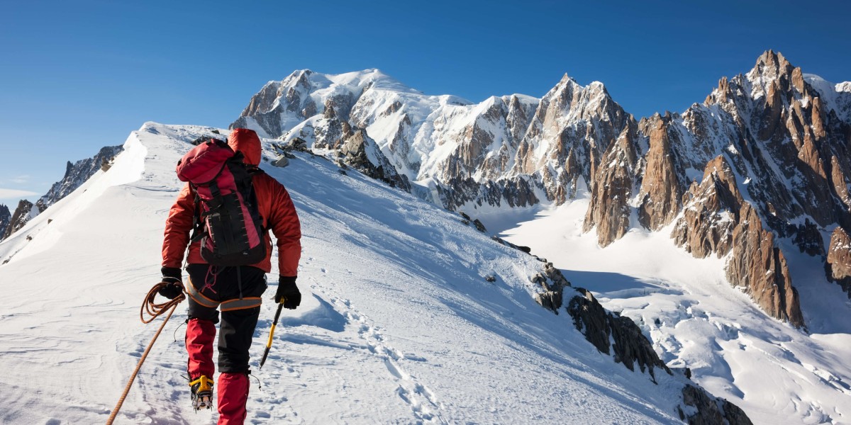 Erfahrene Bergsteiger wissen: Bei Expeditionen im Hochgebirge droht die Hoehenkrankheit. Foto: Adobe Stock